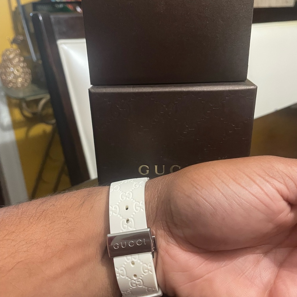 Gucci Digital Watch with White Strap and Green-Red Accents - Picture 3 of 5